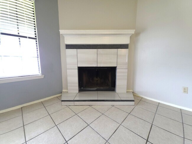 Building Photo - Get ready to fall in love with comfortable, carefree living at Courtyard Condominiums in Tyler, TX!