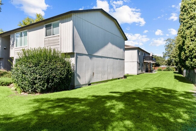 Building Photo - Ground floor 2 bedroom 1 1/2 baths with 1100 square feet!  Dont miss this one with full size wash...