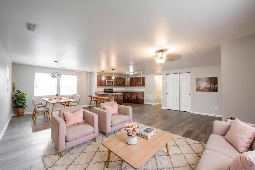 Building Photo - 955 N Traub Ave