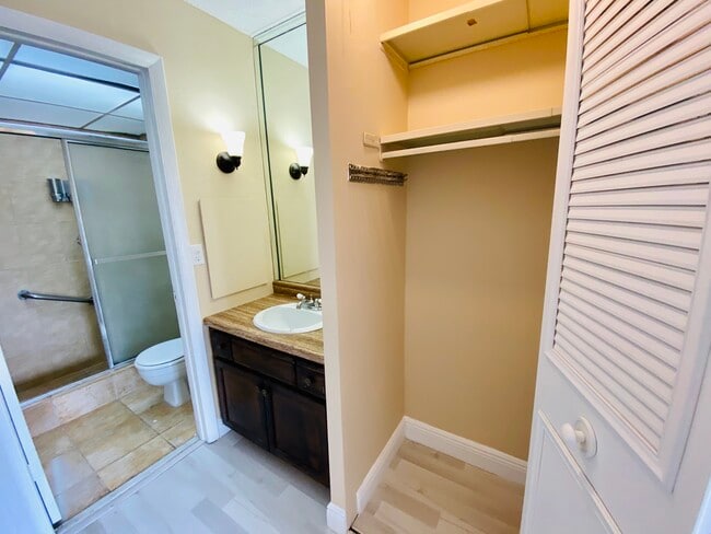 Building Photo - 3660 Inverrary Dr