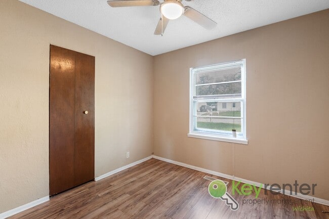 Building Photo - Cute 3 bedroom house near shopping, restau...