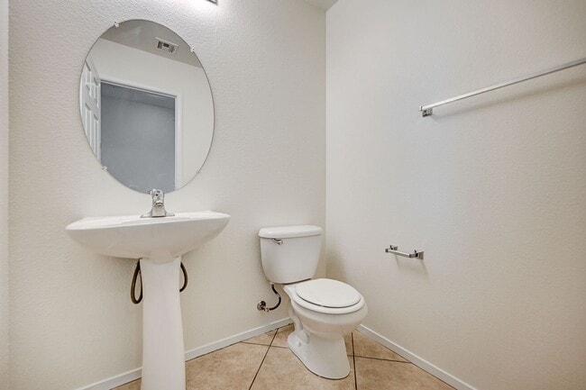 Building Photo - *MOUNTAINS EDGE 3 BED 2.5 BATH * COMMUNITY POOL, FITNESS CENTER, AND SPA *