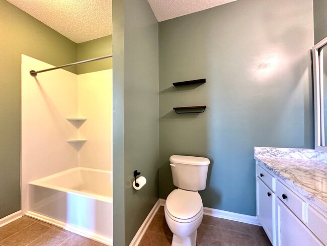 Building Photo - 2 Bedroom, 1 Bath Condo in The Concord West of the Ashley!