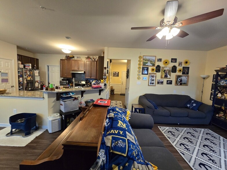 Building Photo - 45652 Tenny Hill St