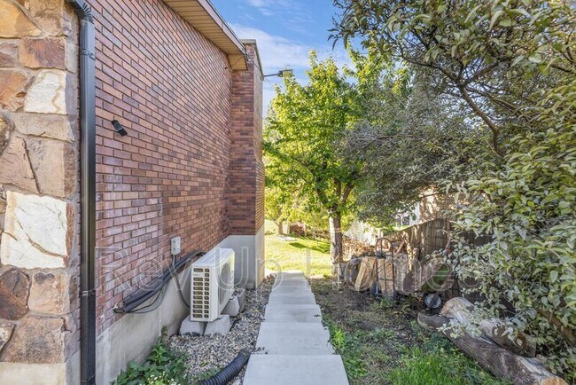 Building Photo - 492 E 100 S