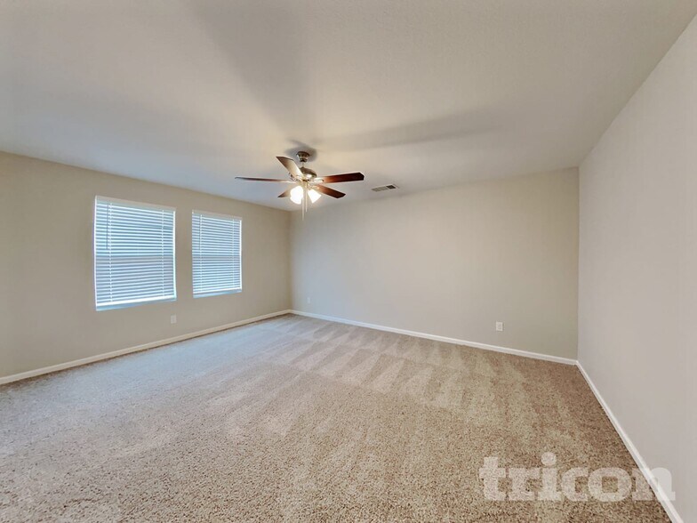 Building Photo - 404 Willow Creek Dr