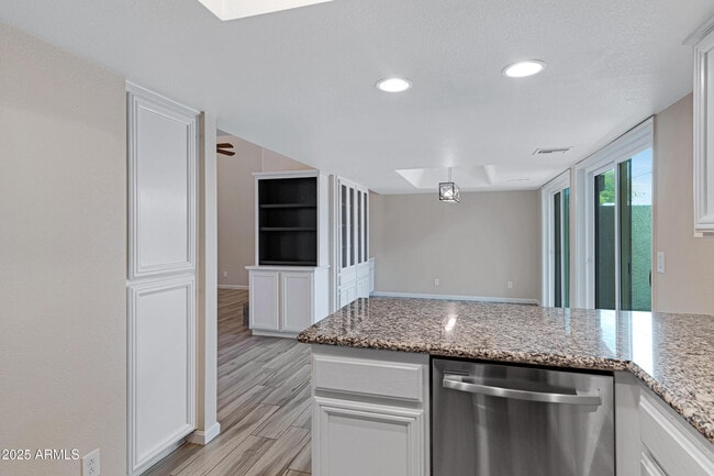 Building Photo - 6503 N 10th Pl