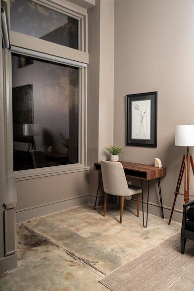 Building Photo - 612 W 8th Ave