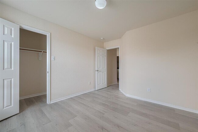 Building Photo - 18402 Each Elm Way