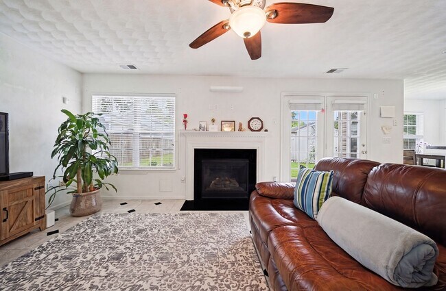 Building Photo - LARGE 4 BEDROOM HOME NEAR MILITARY BASE AND BAY