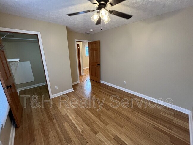 Building Photo - 2059 Ruckle St