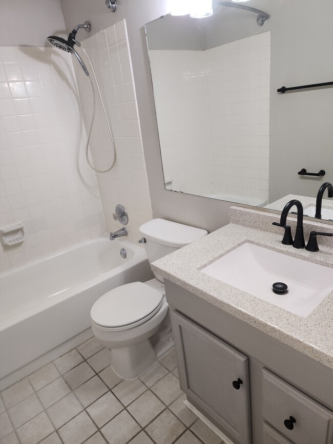 Building Photo - 5596 Amblewood Dr NE