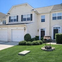 Building Photo - 3 bed 2.5 bath Townhome Available Now!