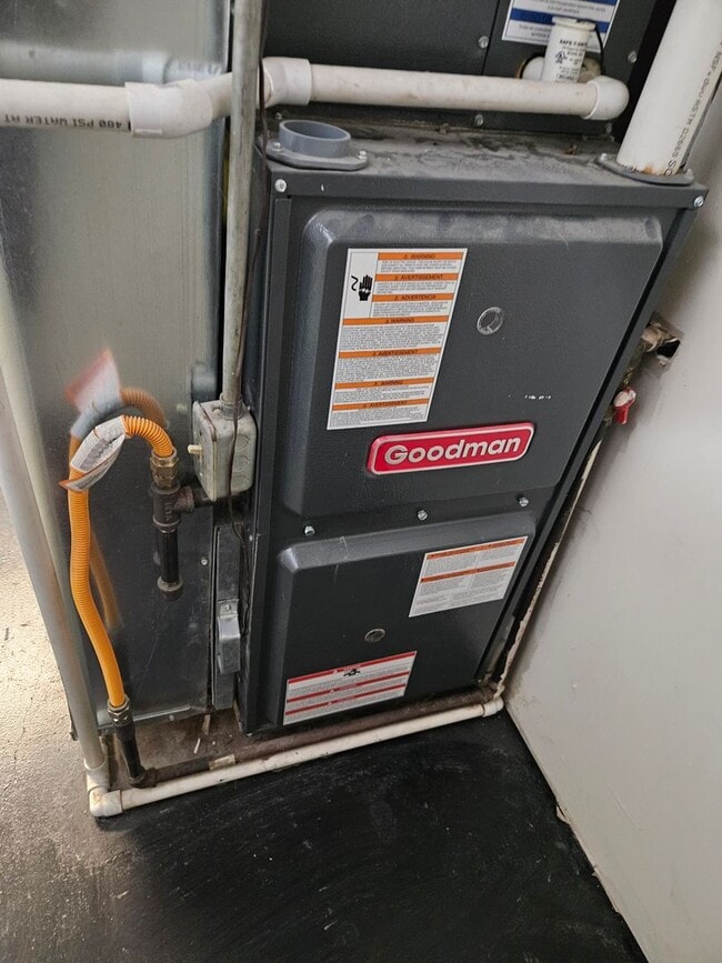 Building Photo - Spacious Bi-level home in New Albany