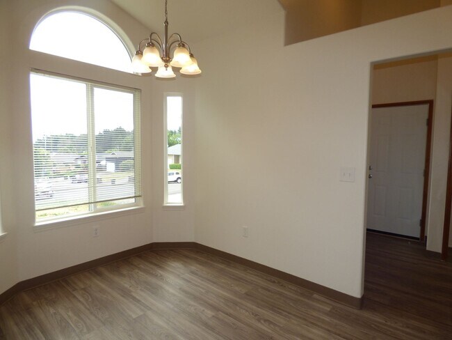 Building Photo - Rent Special: FREE August's Rent!! 3 bed 2 bath House in South Salem!