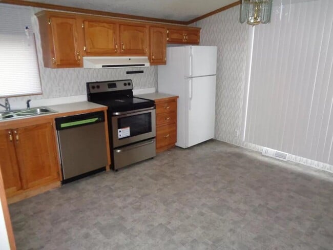 Building Photo - Nice, large, mobile home on outskirts of T...