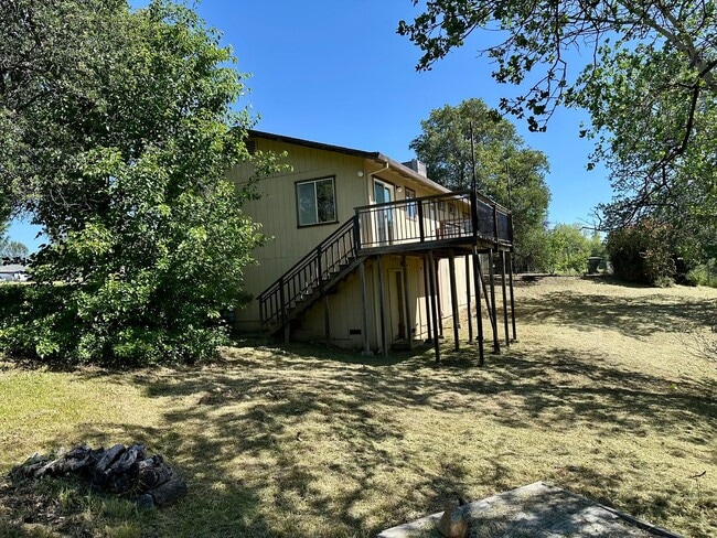 Building Photo - Well maintained home on 1.14 acres - Landscaping included!