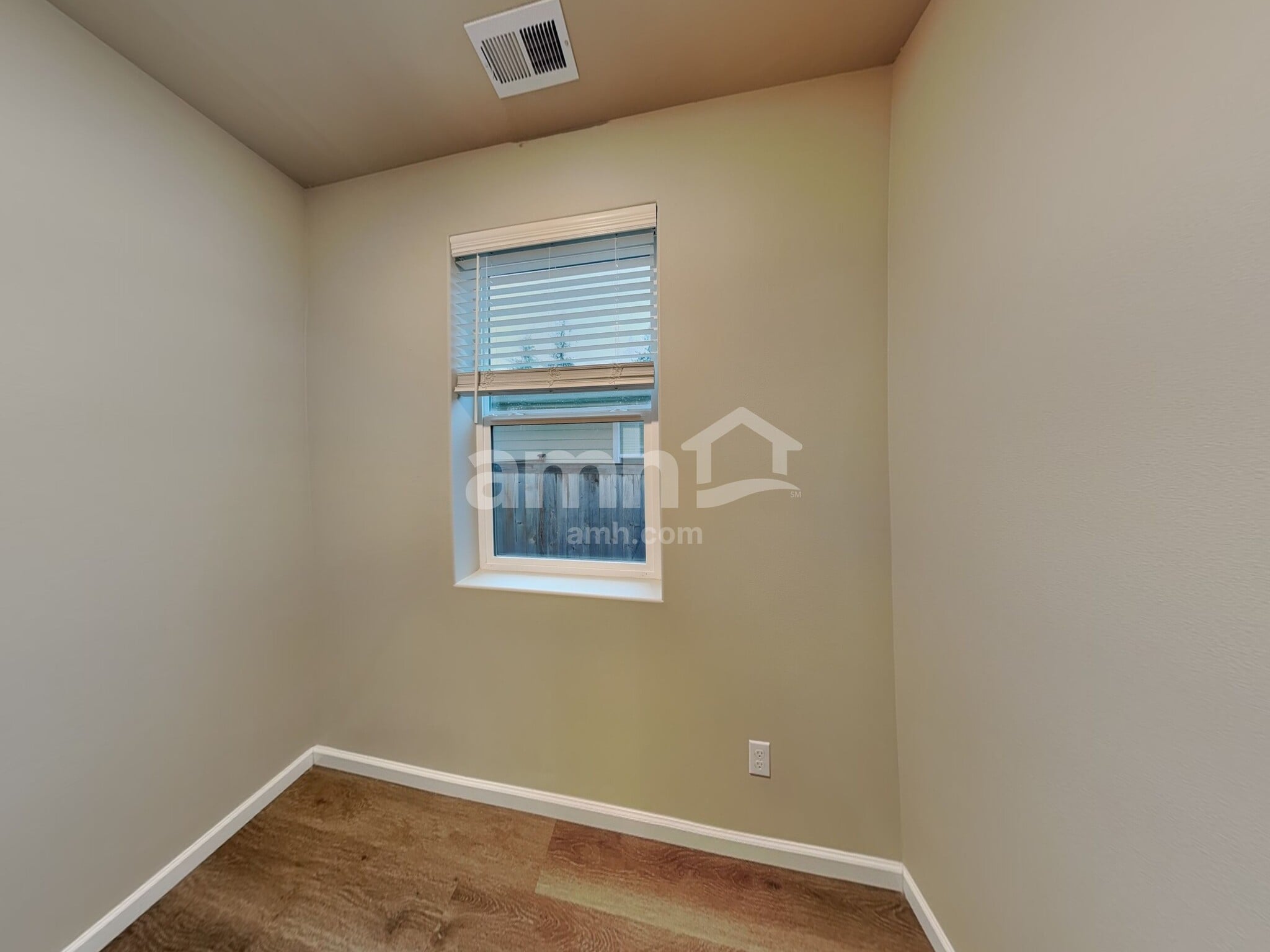 Building Photo - 5748 86th Dr NE