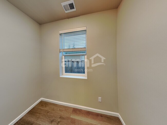 Building Photo - 5748 86th Dr NE