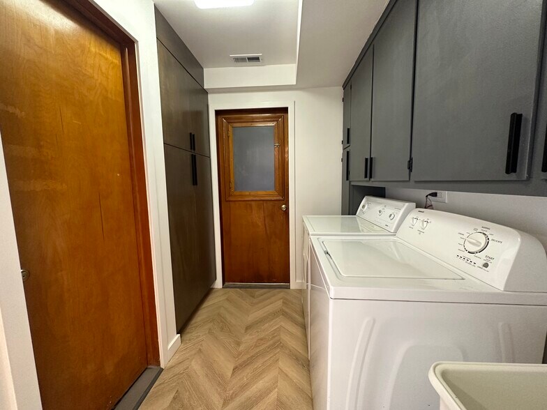 Building Photo - 3711 Ruthland Dr