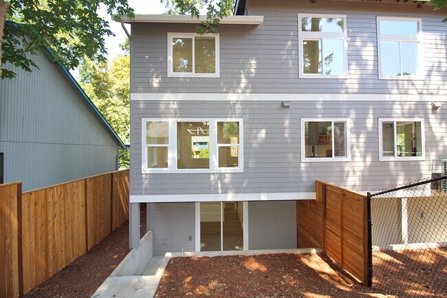 Building Photo - 4660-4660 SW Fairvale Ct