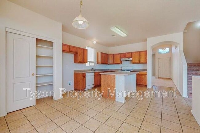 Building Photo - 2420 Falesco Dr SE