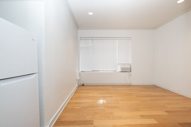 Building Photo - Updated Downtown Studio with A/C in the He...