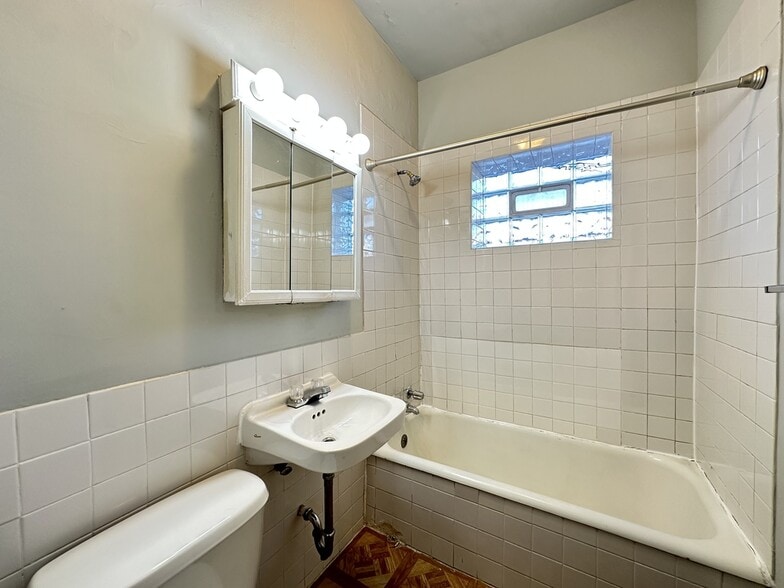 Building Photo - 2249 W Wilson Ave