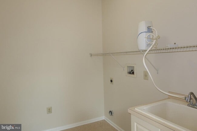 Building Photo - 1631 W Thistle Dr