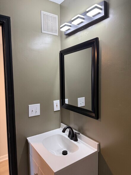 Building Photo - 114 Fort Evans Rd NE