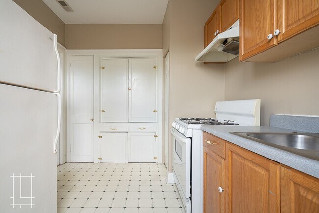 Building Photo - 2487-2491 Summit St.