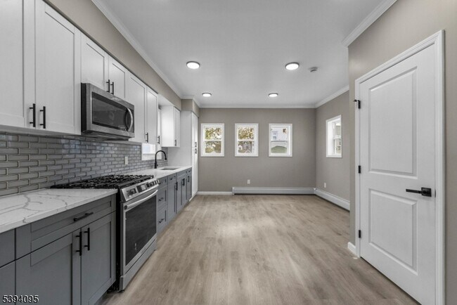 Building Photo - 1033 E 23rd St