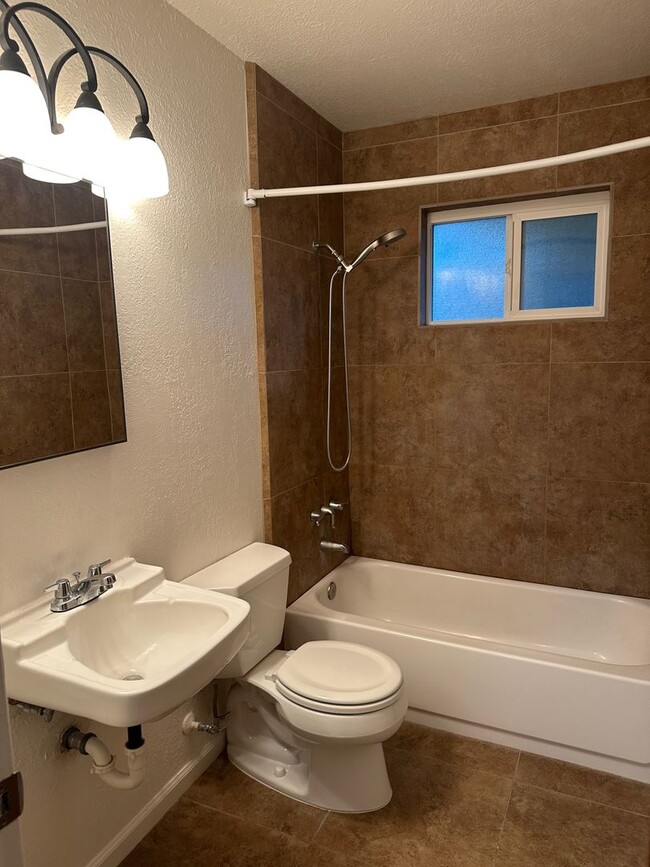 Building Photo - NICE DUPLEX IN ELVERTA!!