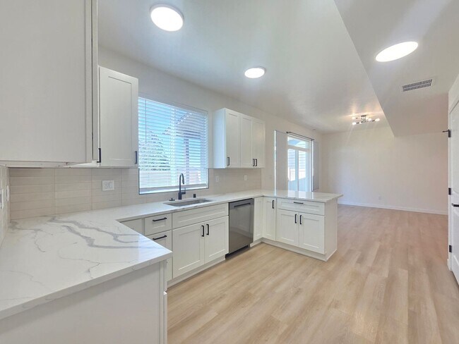 Building Photo - $2,500 - 4 Bed / 2.5 Stunning Home in Five Mile Prairie Neighborhood