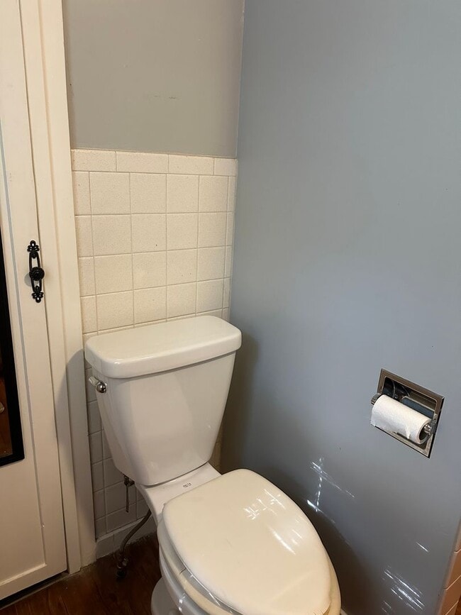 Building Photo - 2 bedrooms, 1 bath on large lot with garage