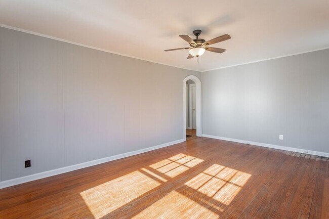 Building Photo - 209 S Moss Ave