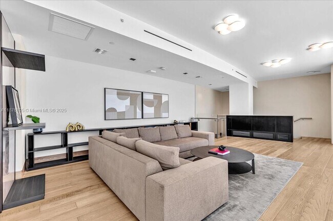 Building Photo - 200 Biscayne Blvd Way