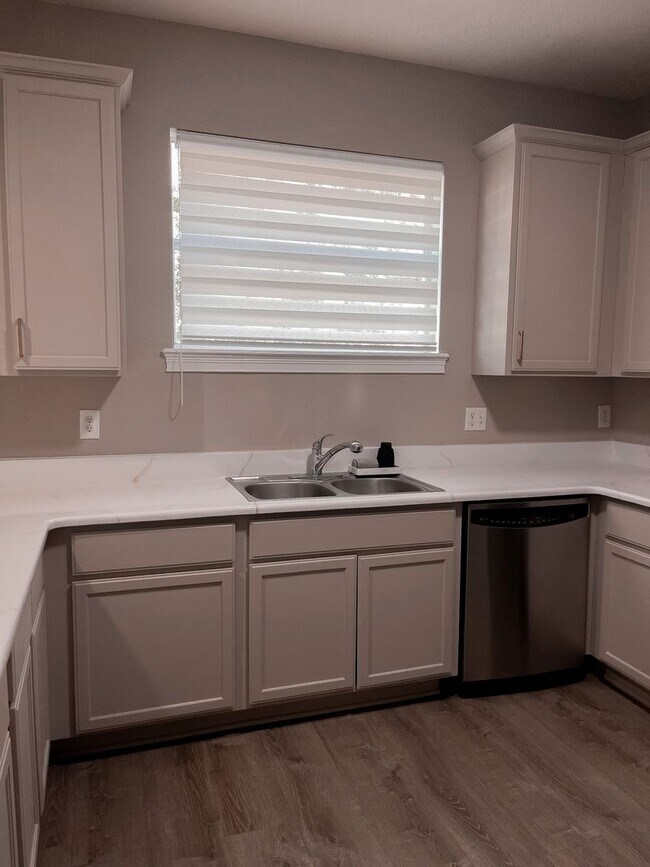 Building Photo - Beautiful Townhouse