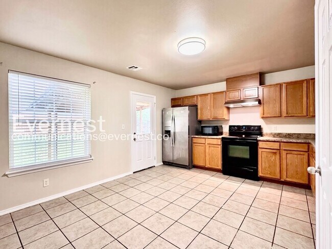 Building Photo - 3 Bed/2 Bath Home with Garage / Pet-Friendly / Available Now!
