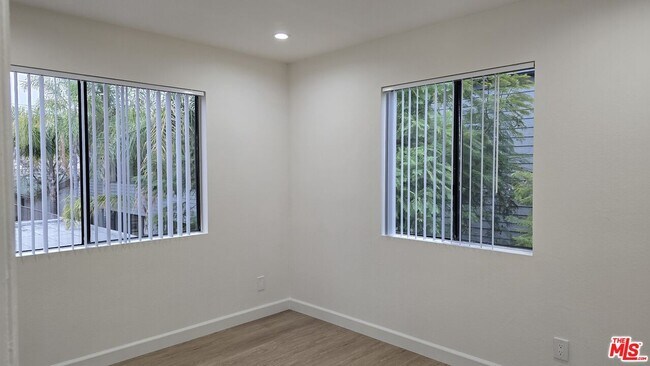 Building Photo - 330 Cameron Pl