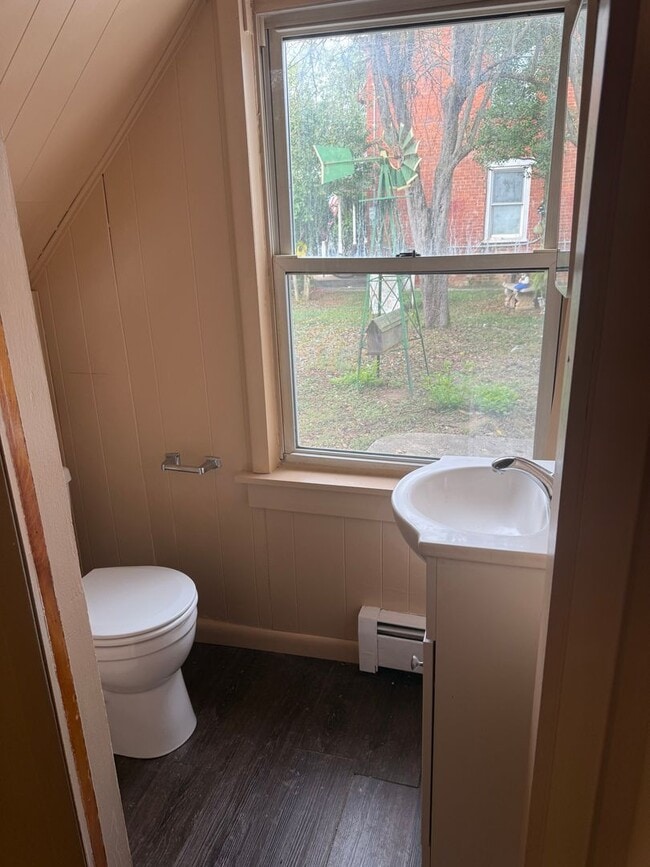 Building Photo - 2 bedroom possibly 3 with oversized Garage...