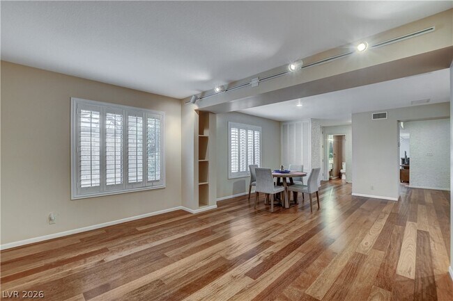 Building Photo - 3223 Pinehurst Dr