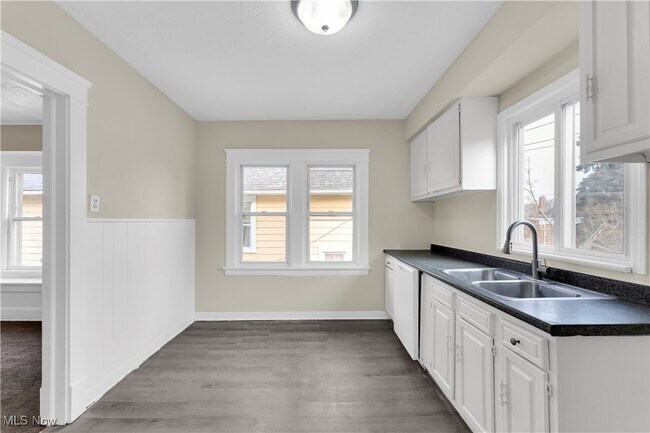 Building Photo - 977 Yellowstone Rd