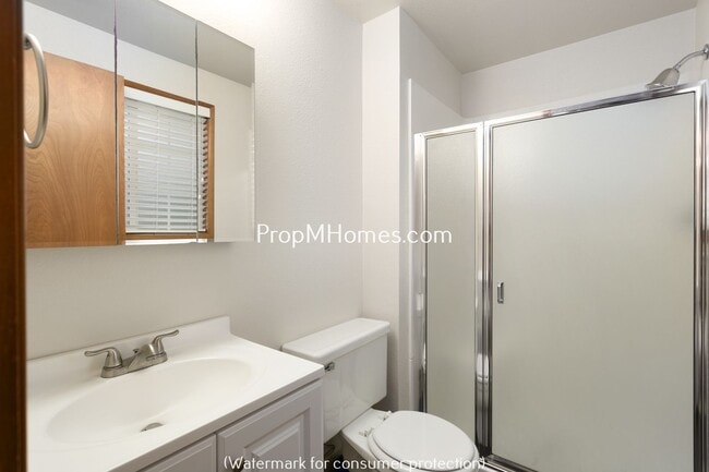 Building Photo - Spacious Four Bedroom Split-Level Home In Milwaukie!