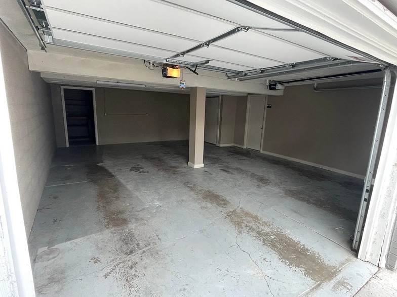 Building Photo - 2535 Saint Thomas Dr