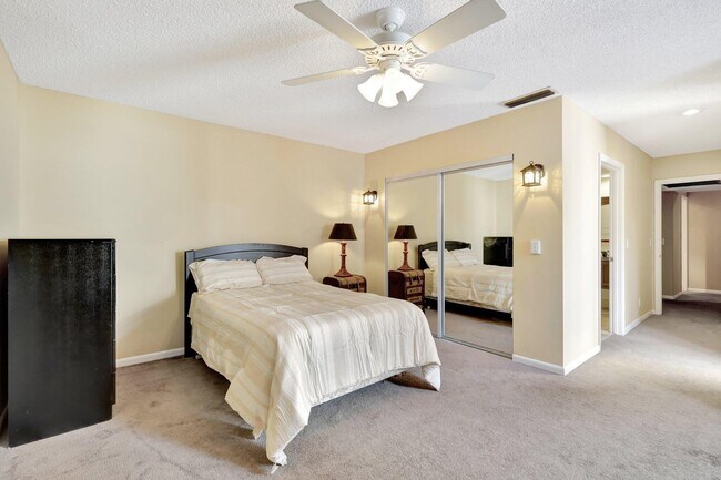 Building Photo - 1558 Shaker Cir