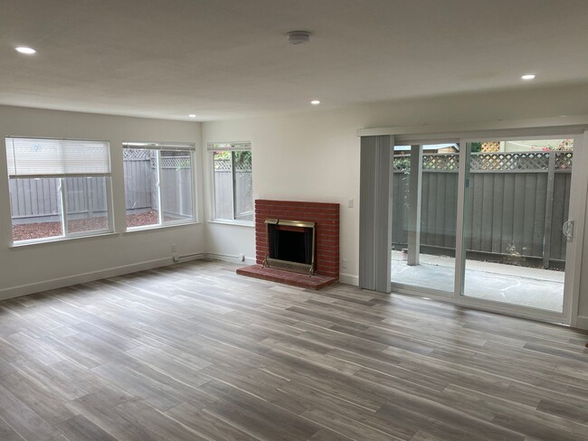 Building Photo - Remodeled 3 Bedroom 2 Bath Home in the Los...