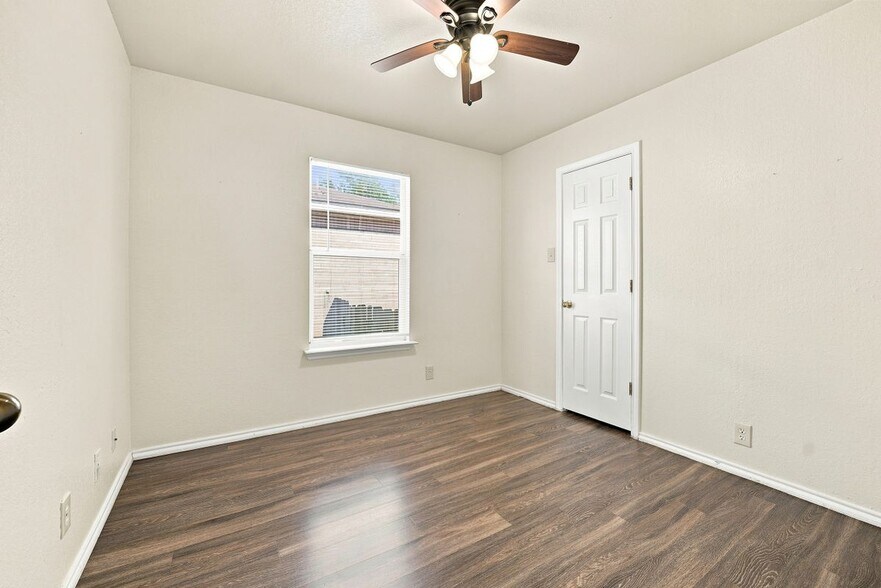 Building Photo - 9130 Dublin Heights