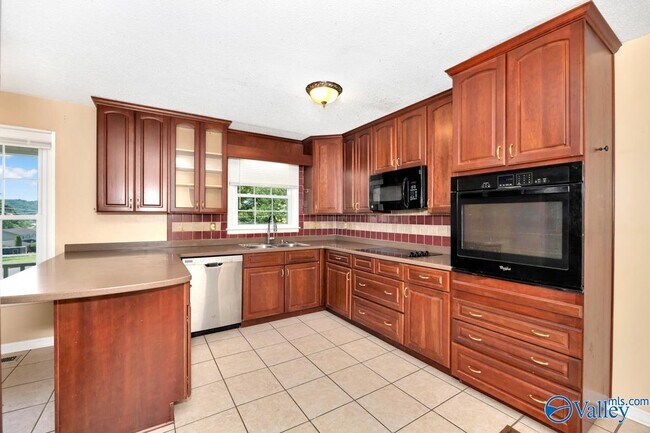 Building Photo - 8002 Greenwillow Ct SE