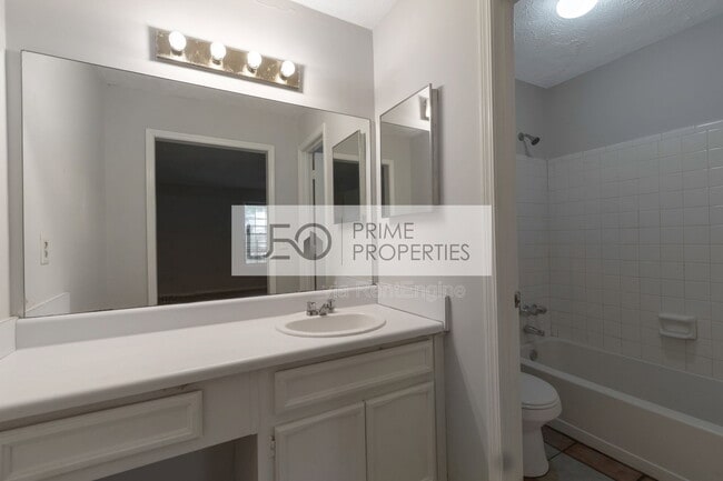 Building Photo - 1350 Brockett Pl